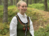 Ung modell i grønn Marie Aaen bunad