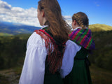 To jenter i Alvdalsbunad