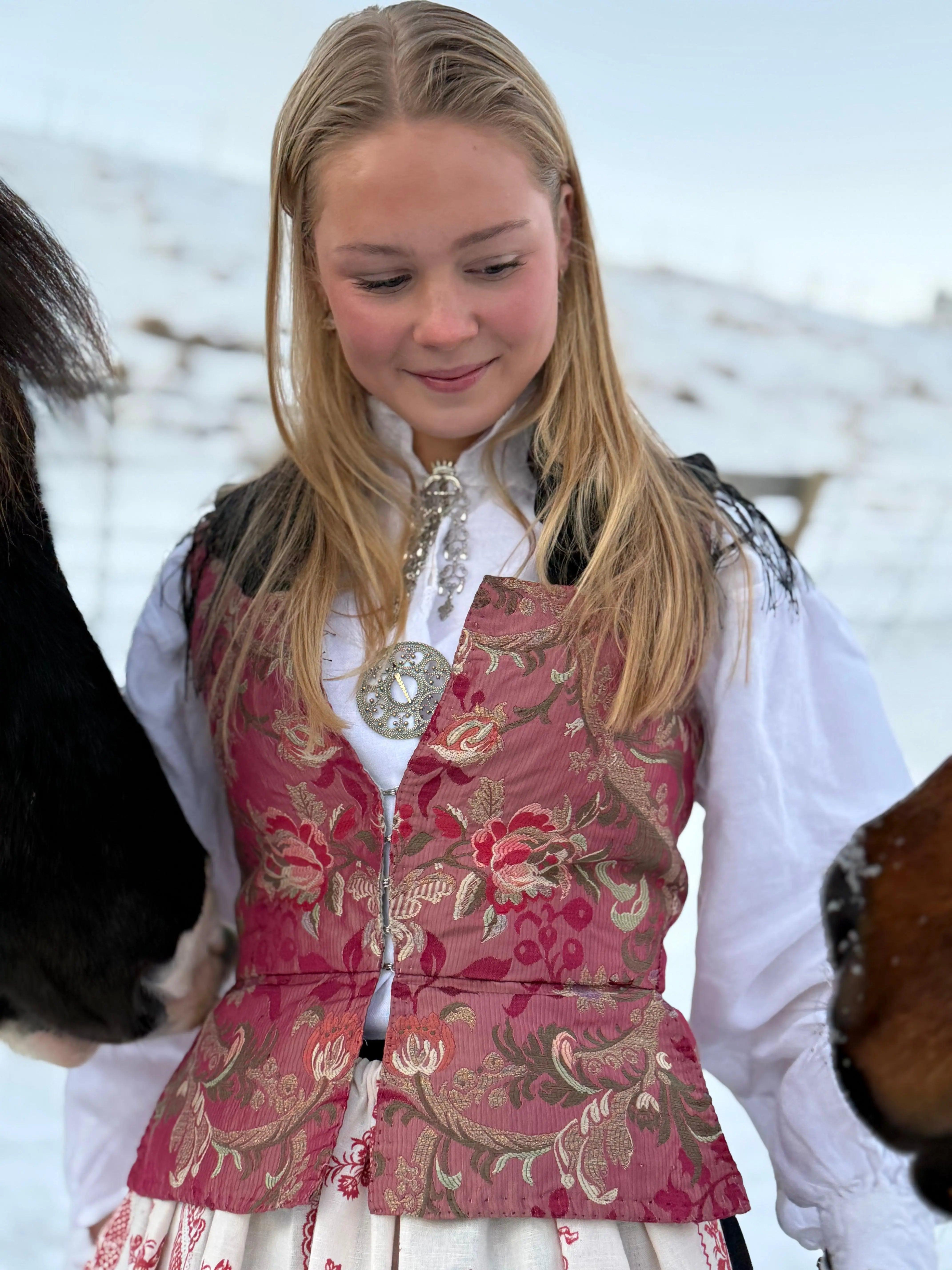 Østerdalsbunad - materialpakke - Liv Hulda Bunader