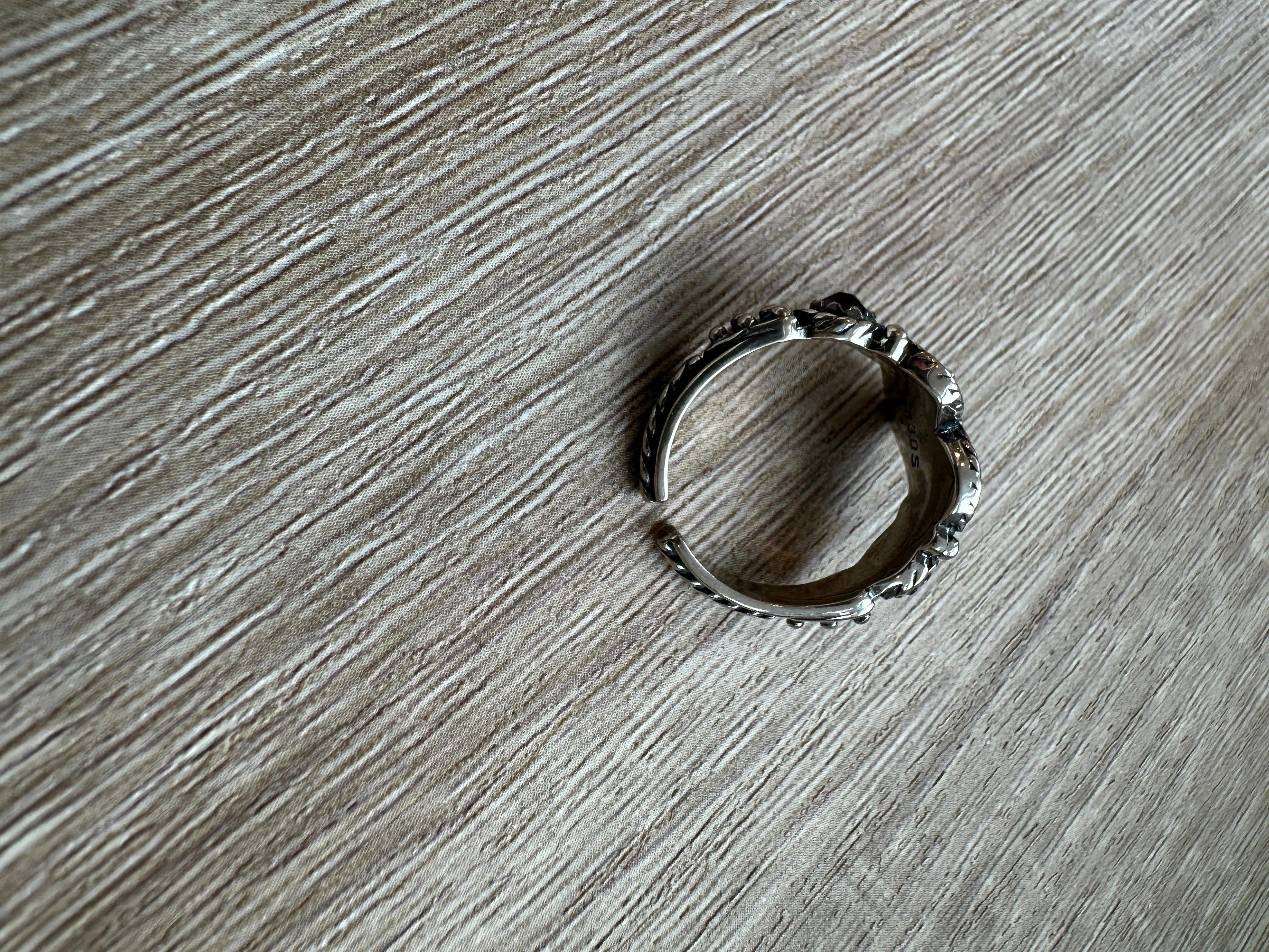 Bunadsring i filigran med stein Vossasylv