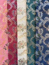 5 ulike farger av silkestoff av typen Dauphin Lampas silkebrokade bunadsstoff: Rosa, Rød, Creme, Grønn og Blå. Bestilles som metervare i nettbutikken