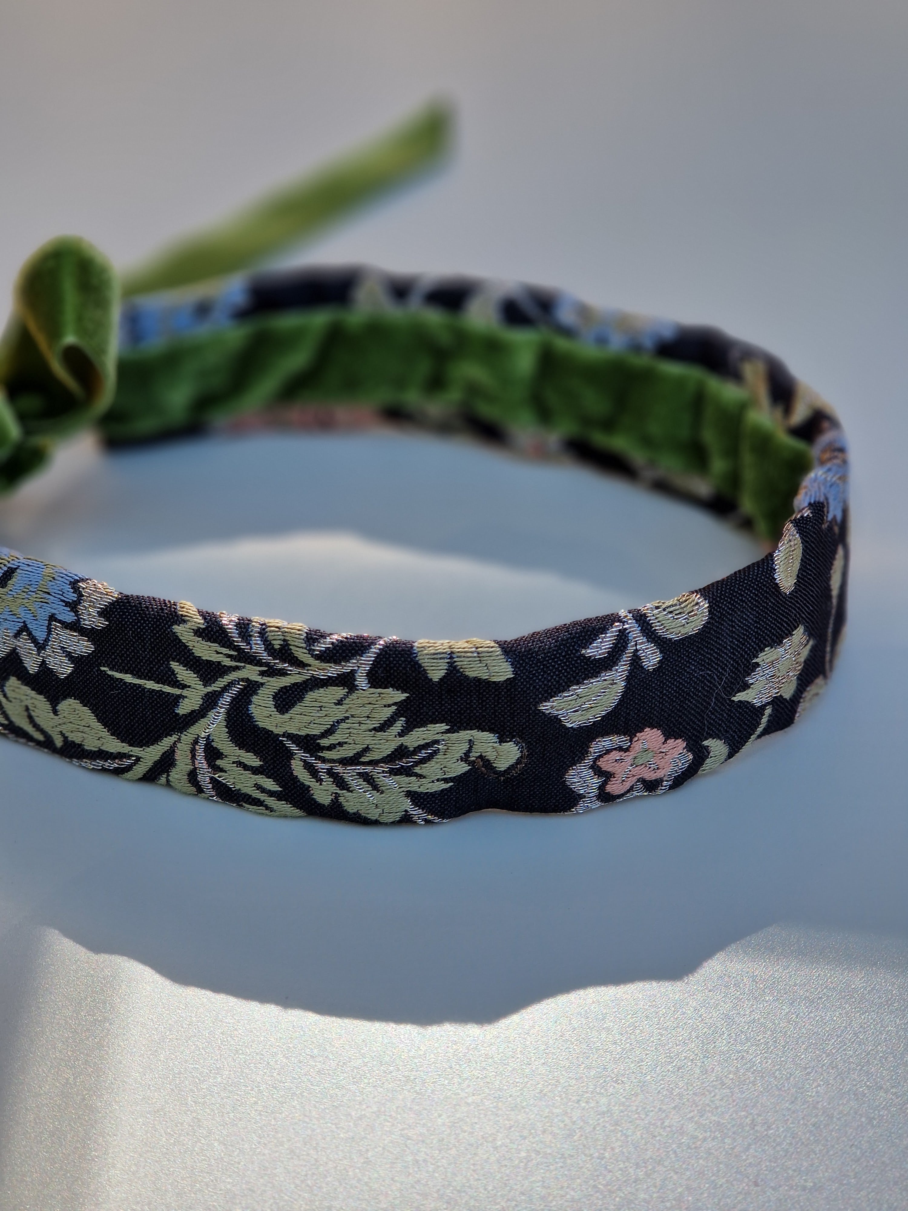 Hårbånd til bunad - sort med blomster