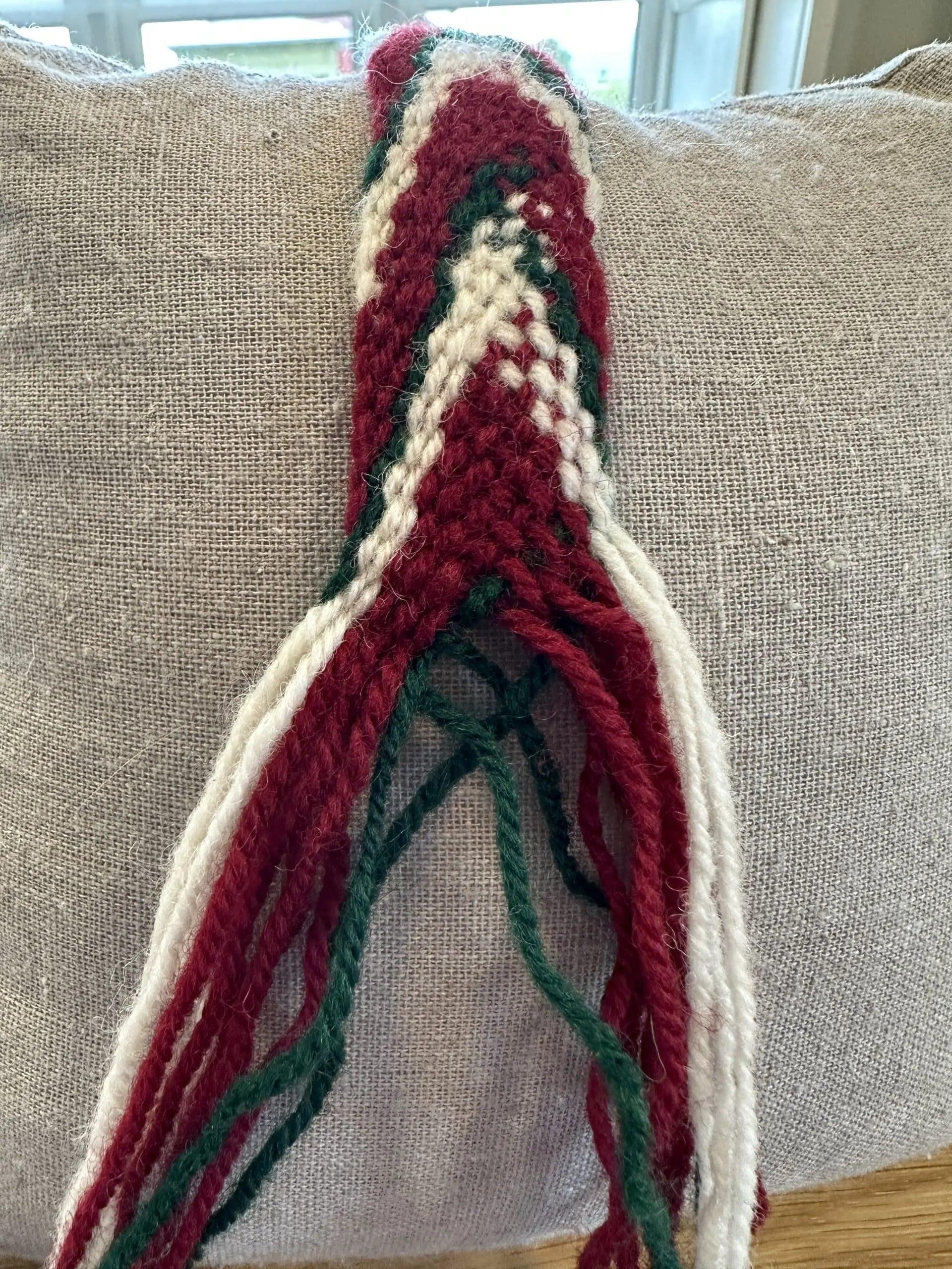 Materialpakke Hosebånd (vinrød, dyp grønn og natur) Hulda Bunader