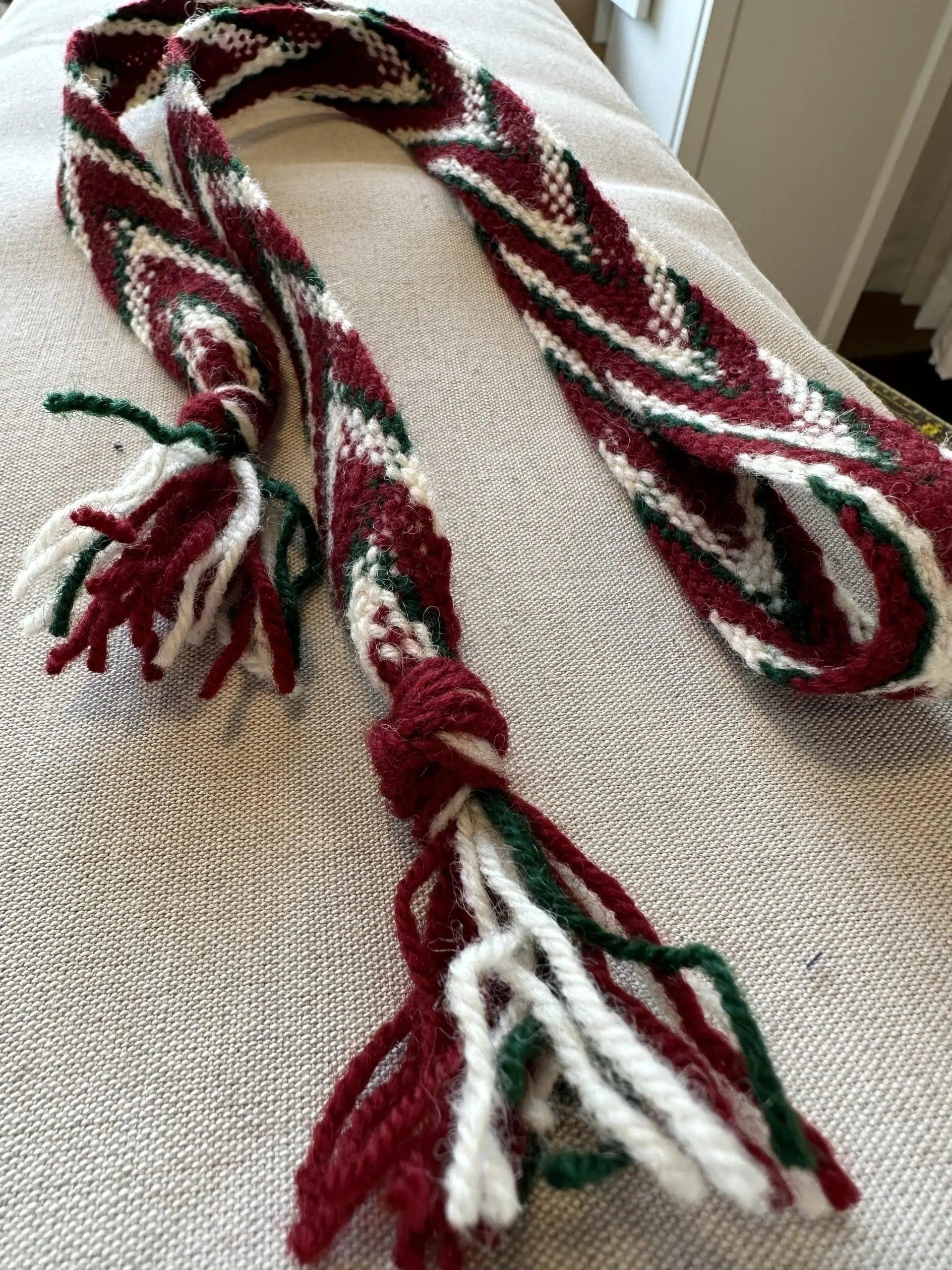 Materialpakke Hosebånd (vinrød, dyp grønn og natur) Hulda Bunader