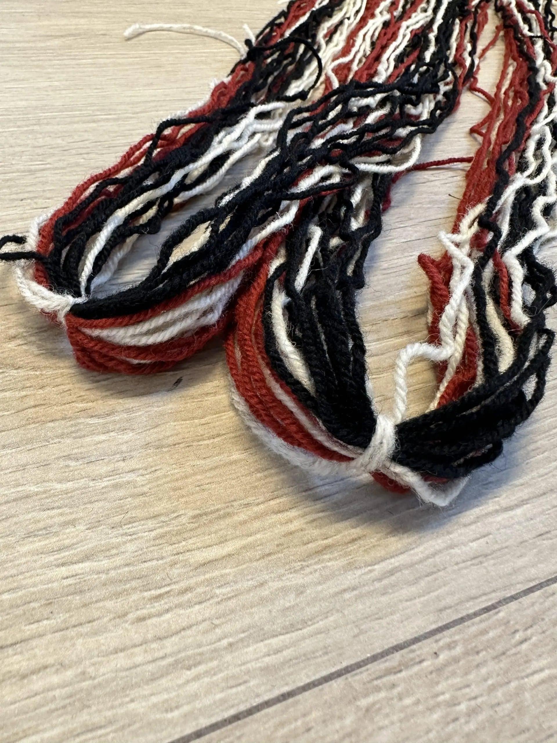 Materialpakke Hosebånd (kobberrød, sort og natur) Hulda Bunader