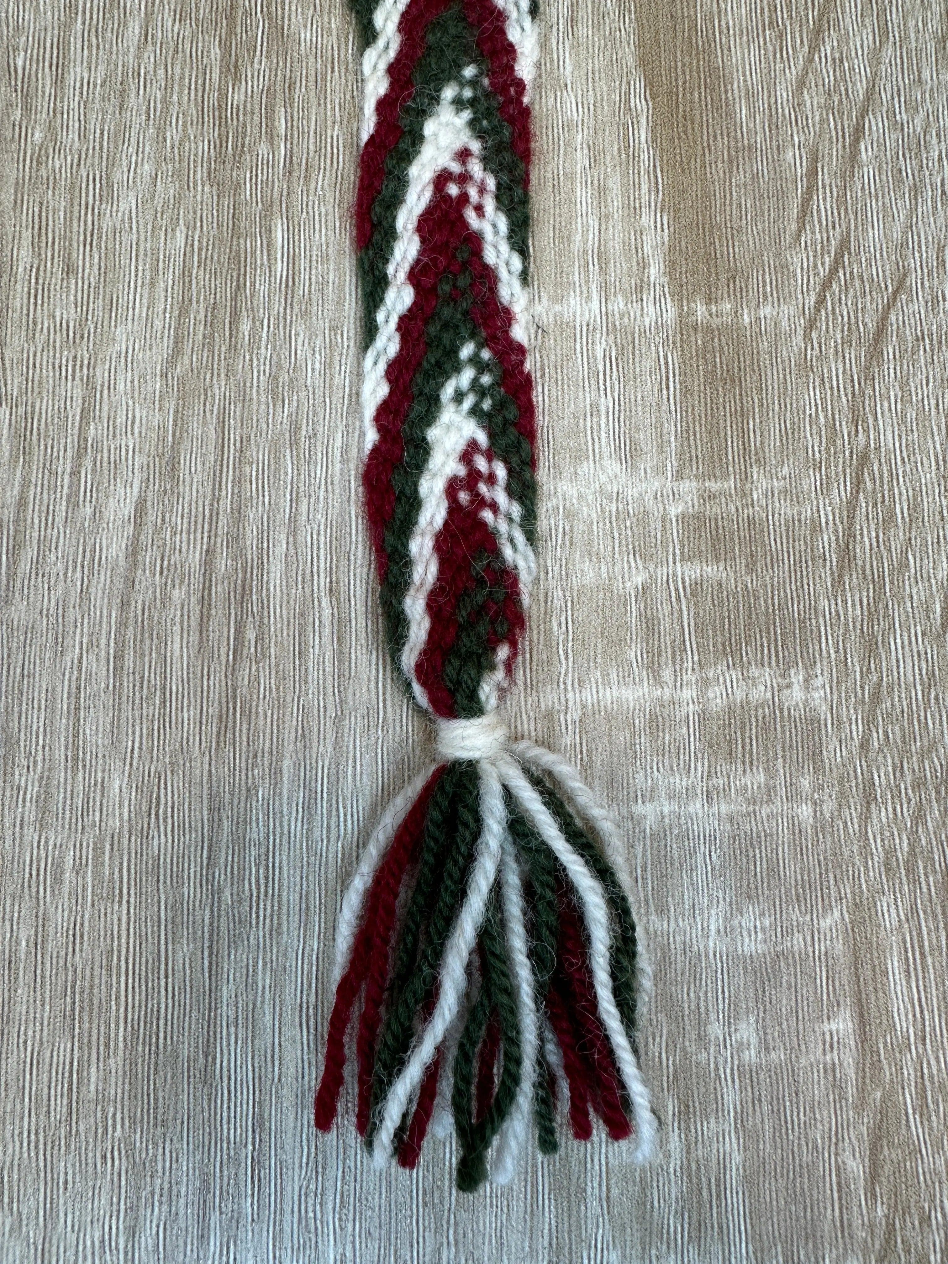 Materialpakke Hosebånd (vinrød, dyp grønn og natur) Hulda Bunader