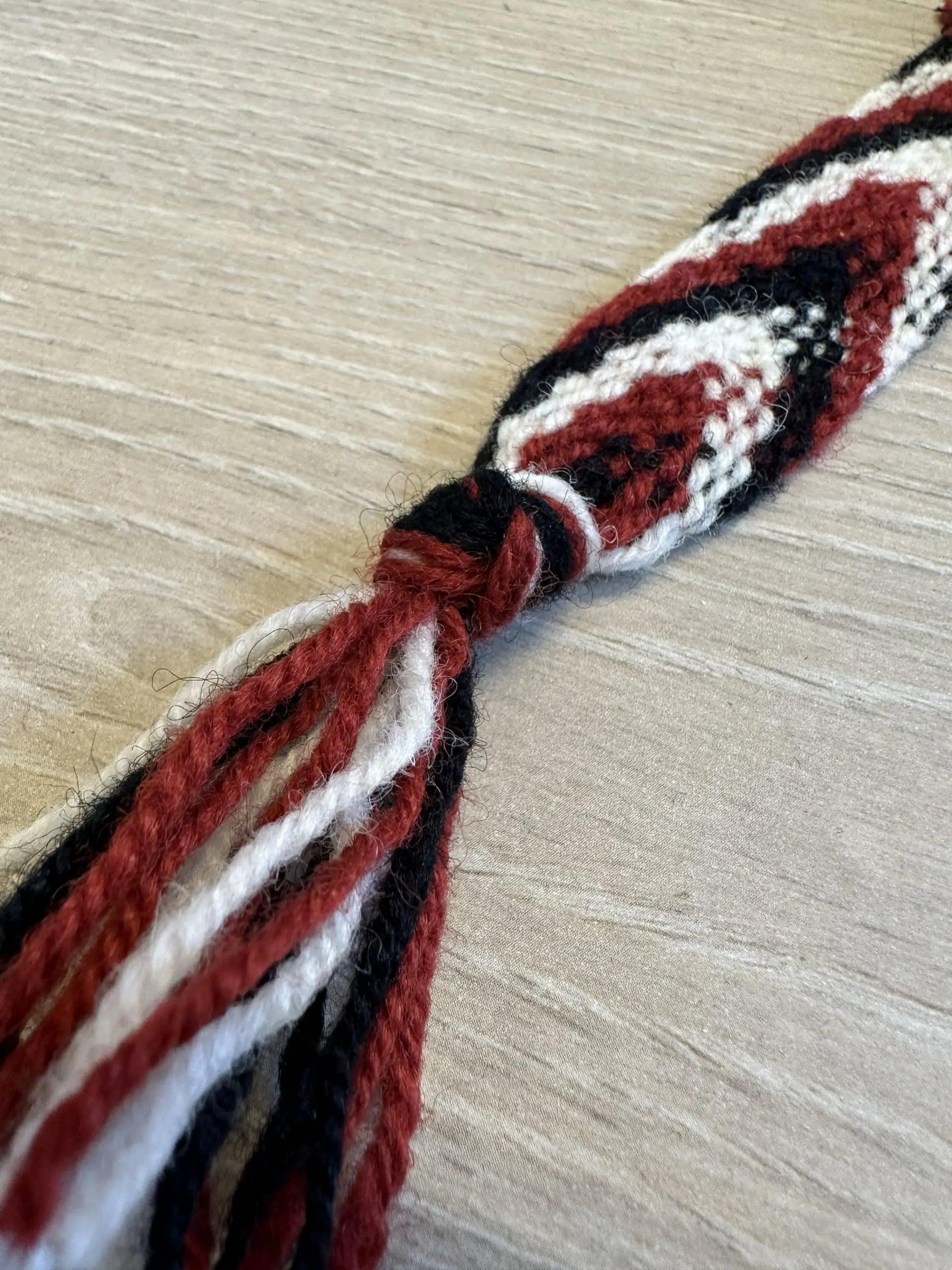 Materialpakke Hosebånd (kobberrød, sort og natur) Hulda Bunader