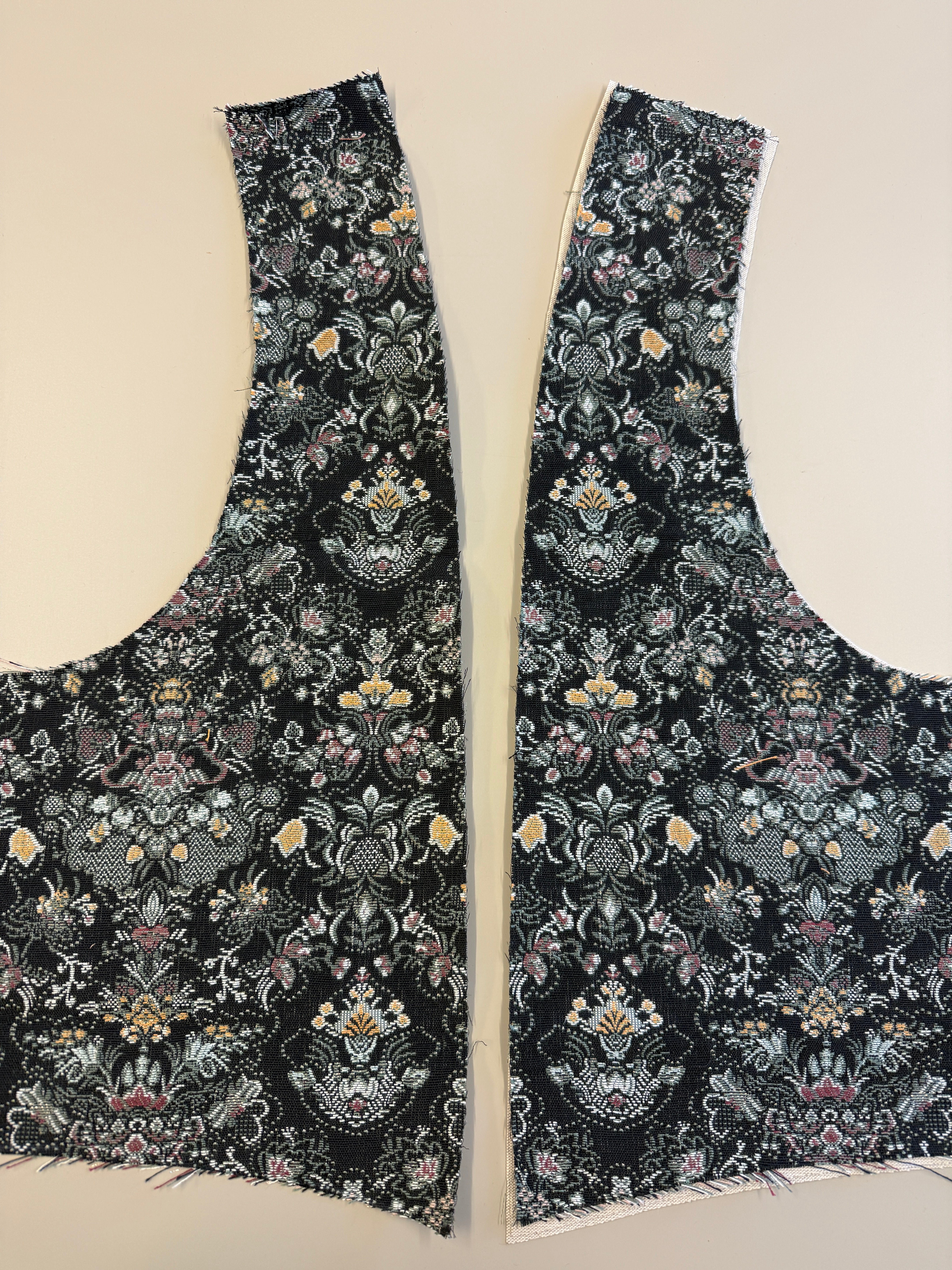 Materialpakke til liv – Sognebunad i rekonstruert brokade