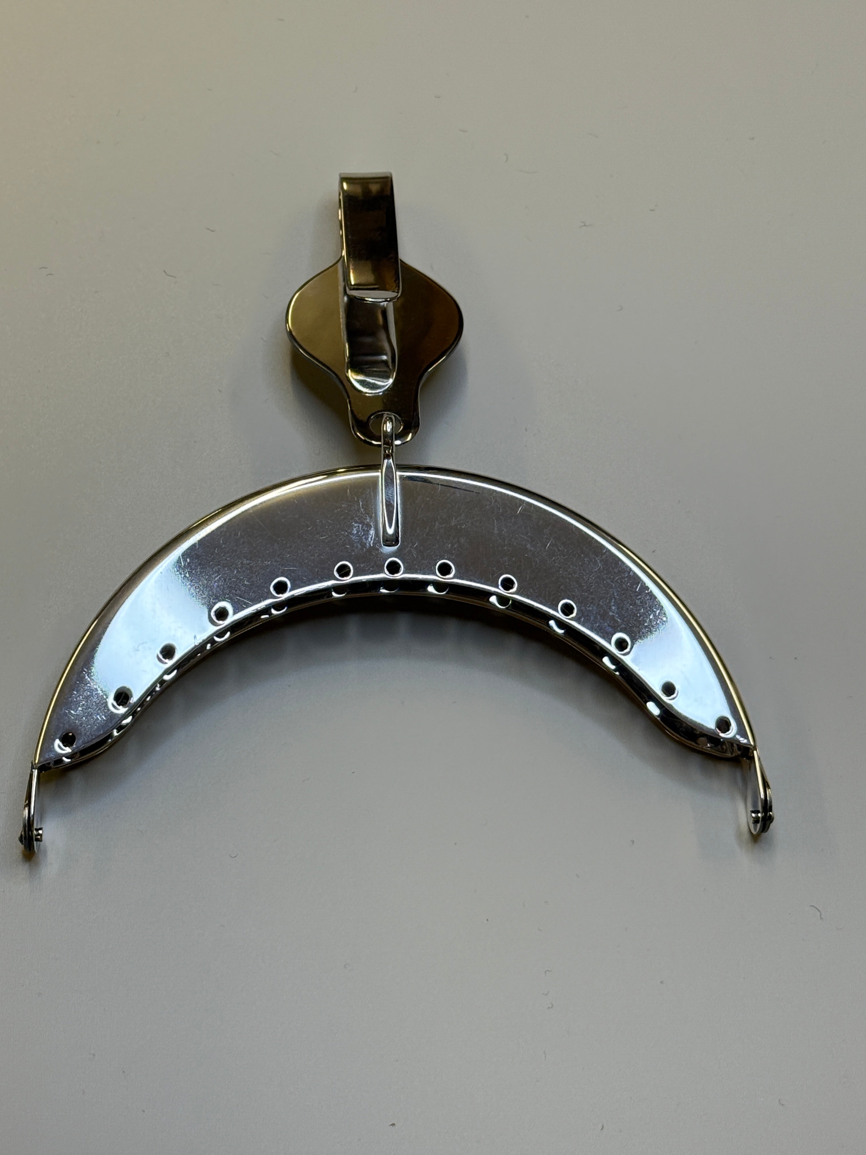 Veskelås oksidert i plett med mønster