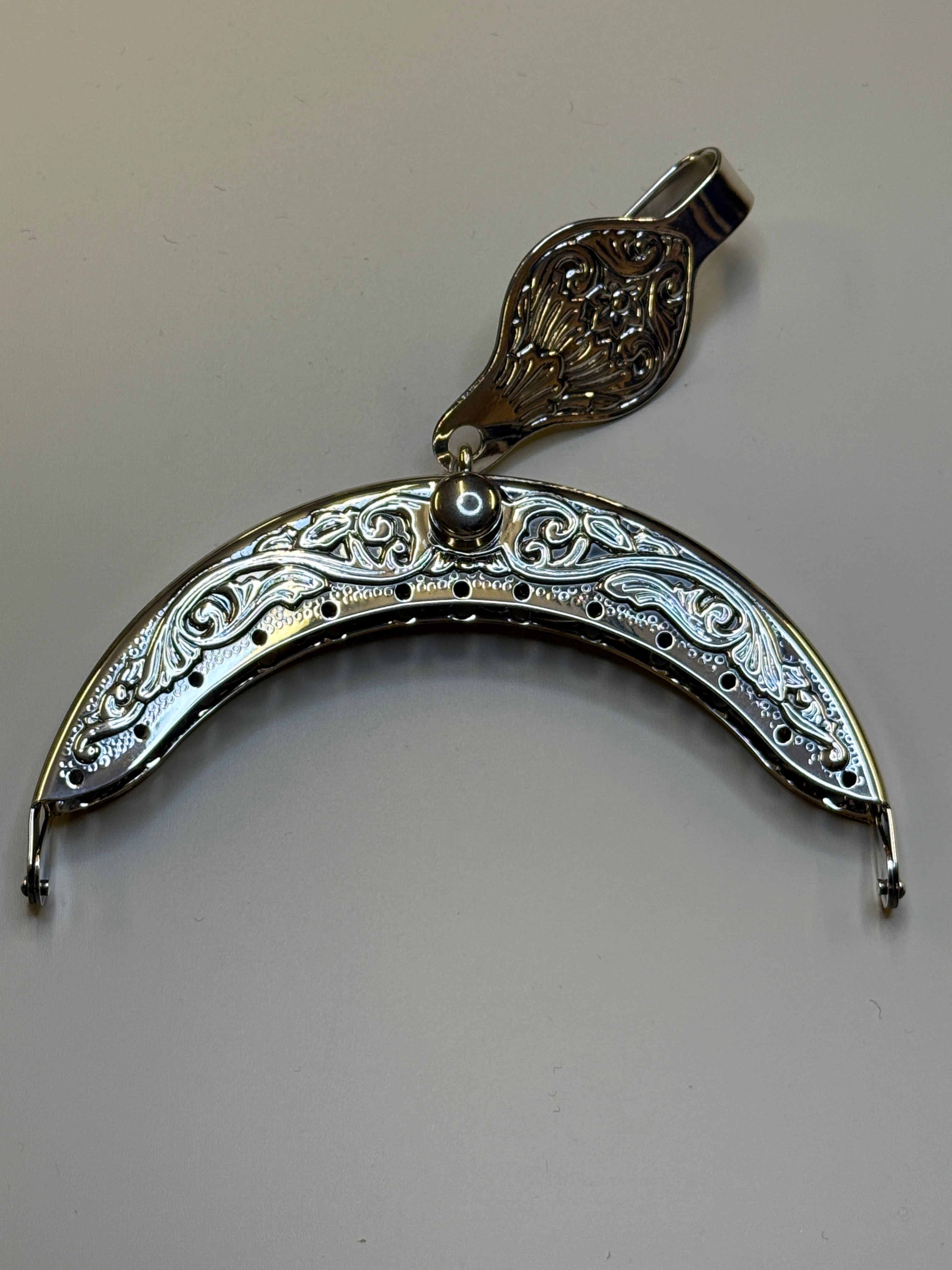 Veskelås oksidert i plett med mønster