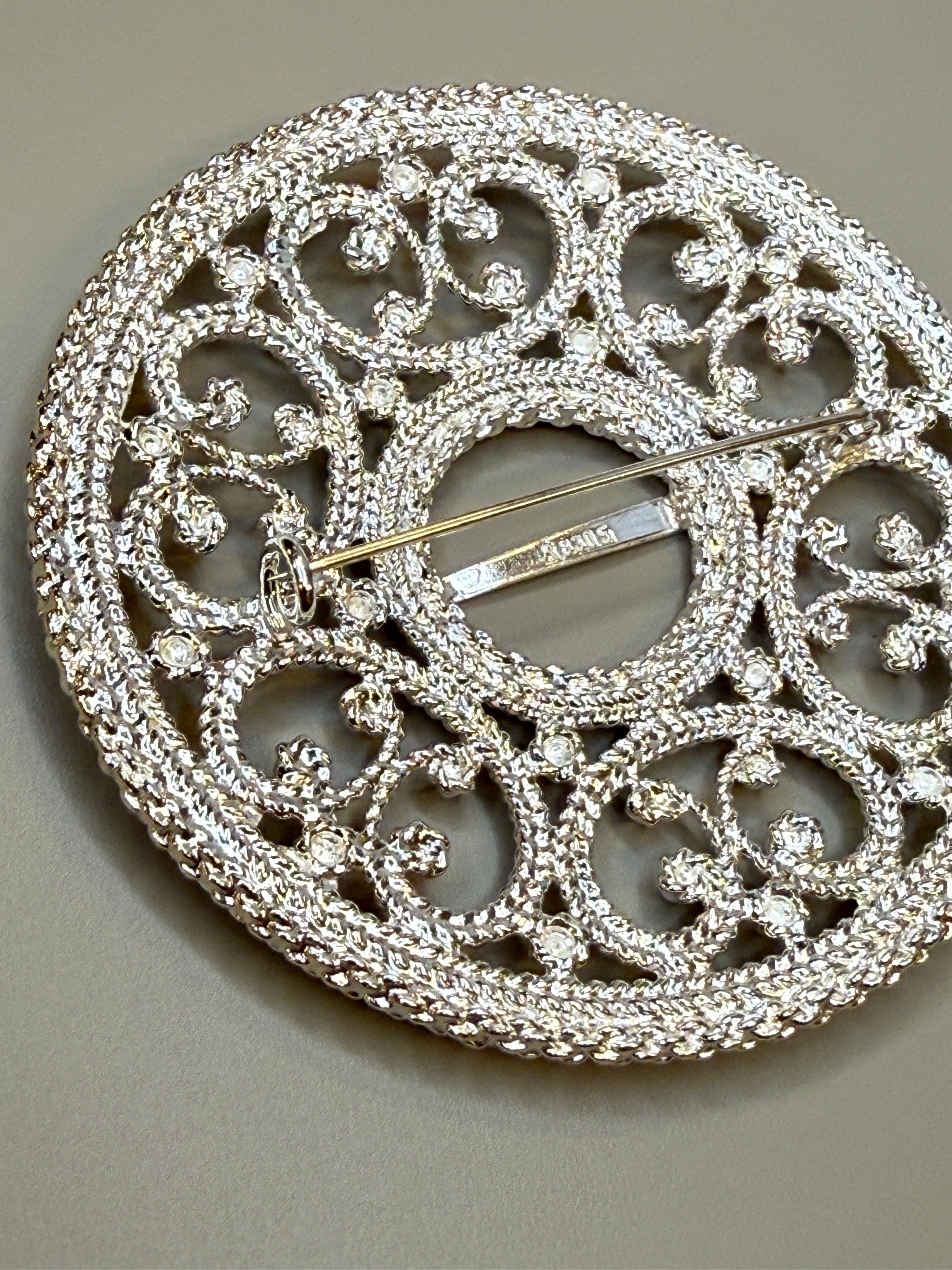 Brosje - kvit filigran