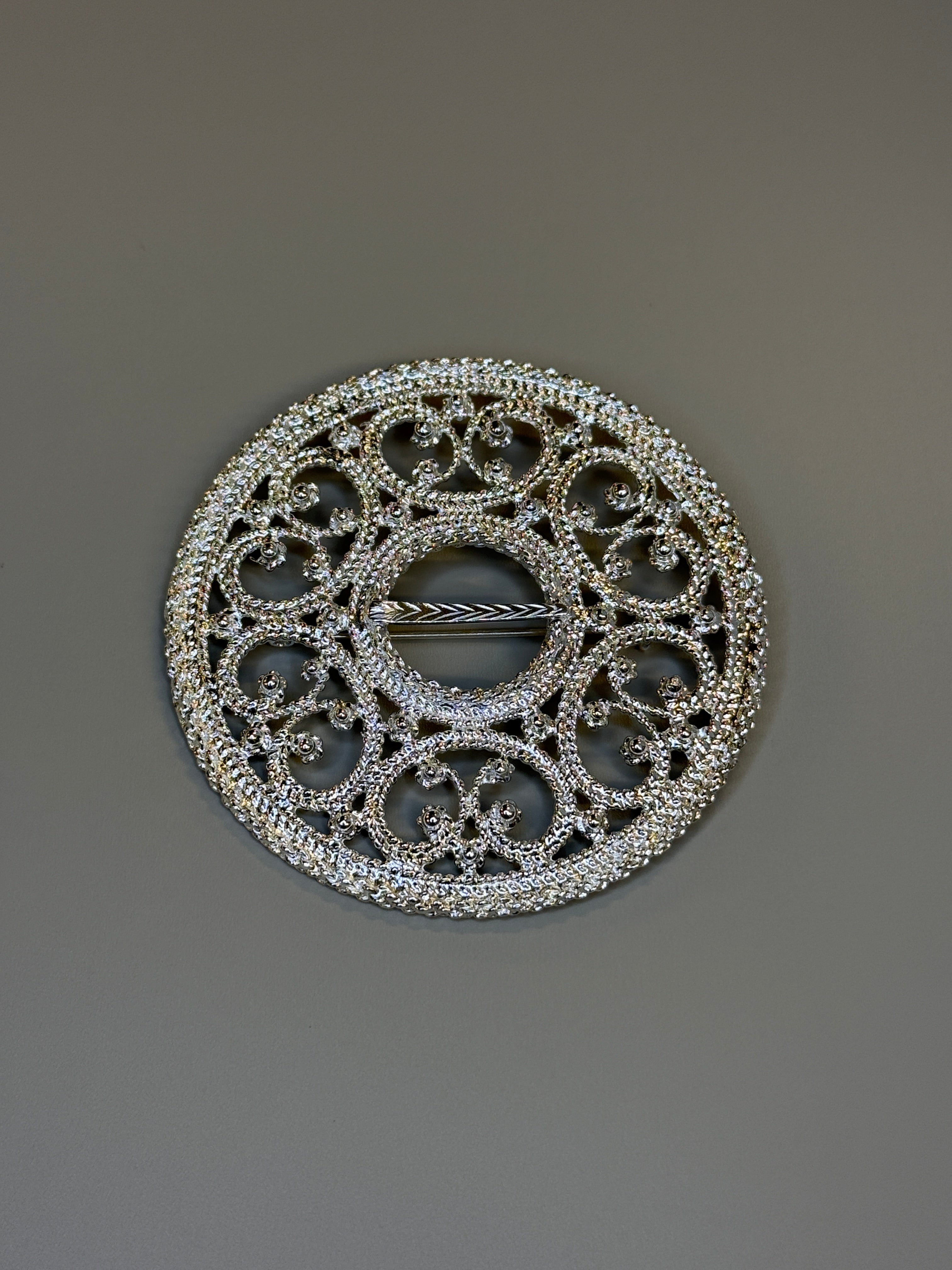 Brosje - kvit filigran