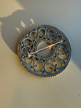 Brosje oksidert i filigran