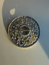 Brosje oksidert i filigran