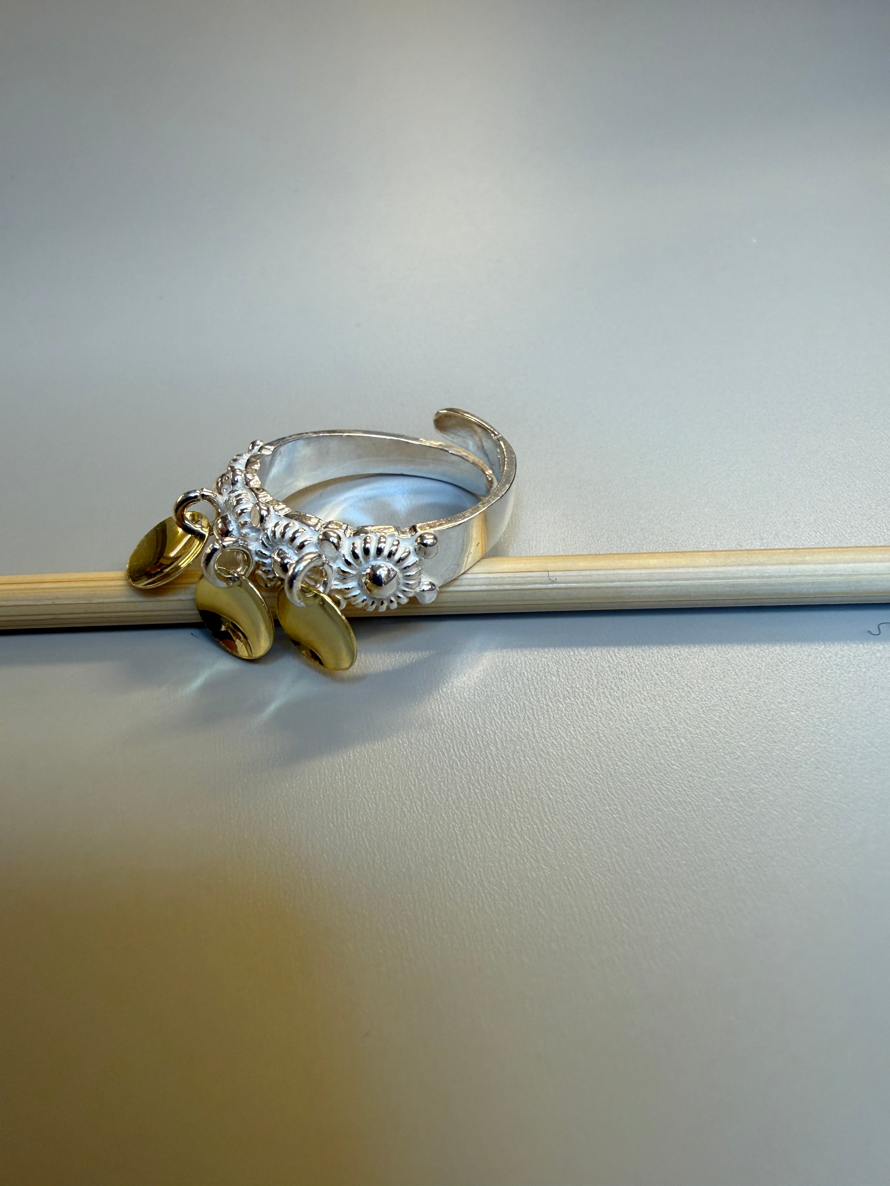 Bunadsring med kruser og lauv