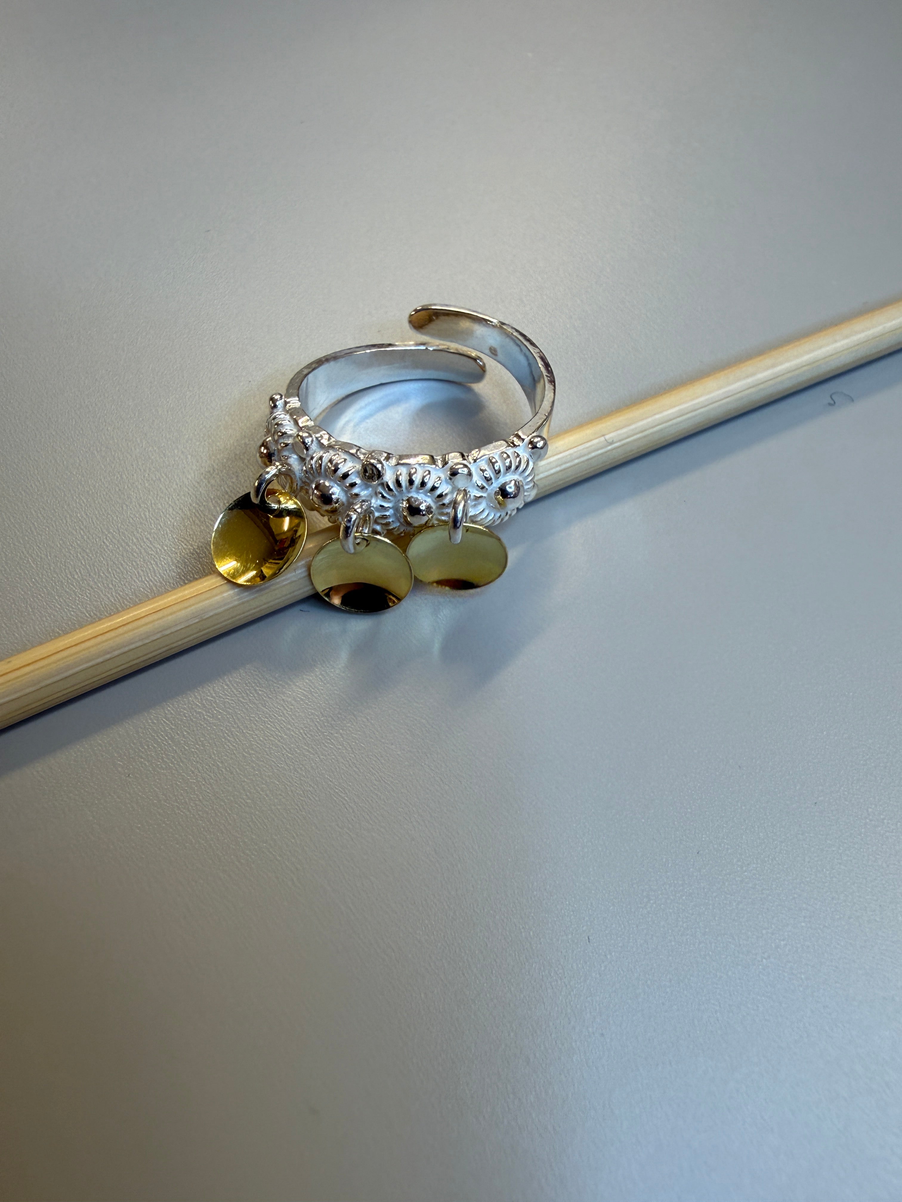 Bunadsring med kruser og lauv