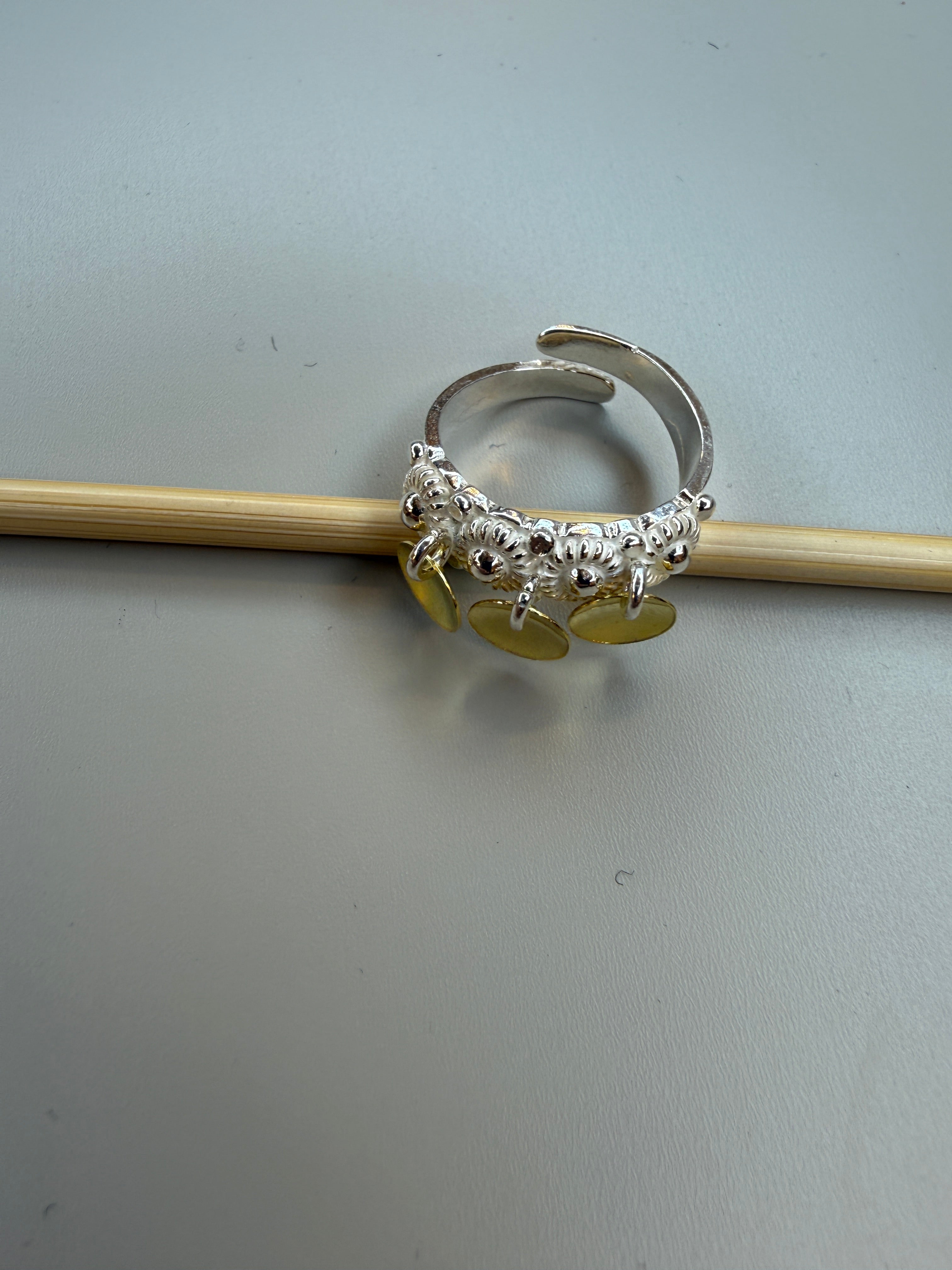 Bunadsring med kruser og lauv