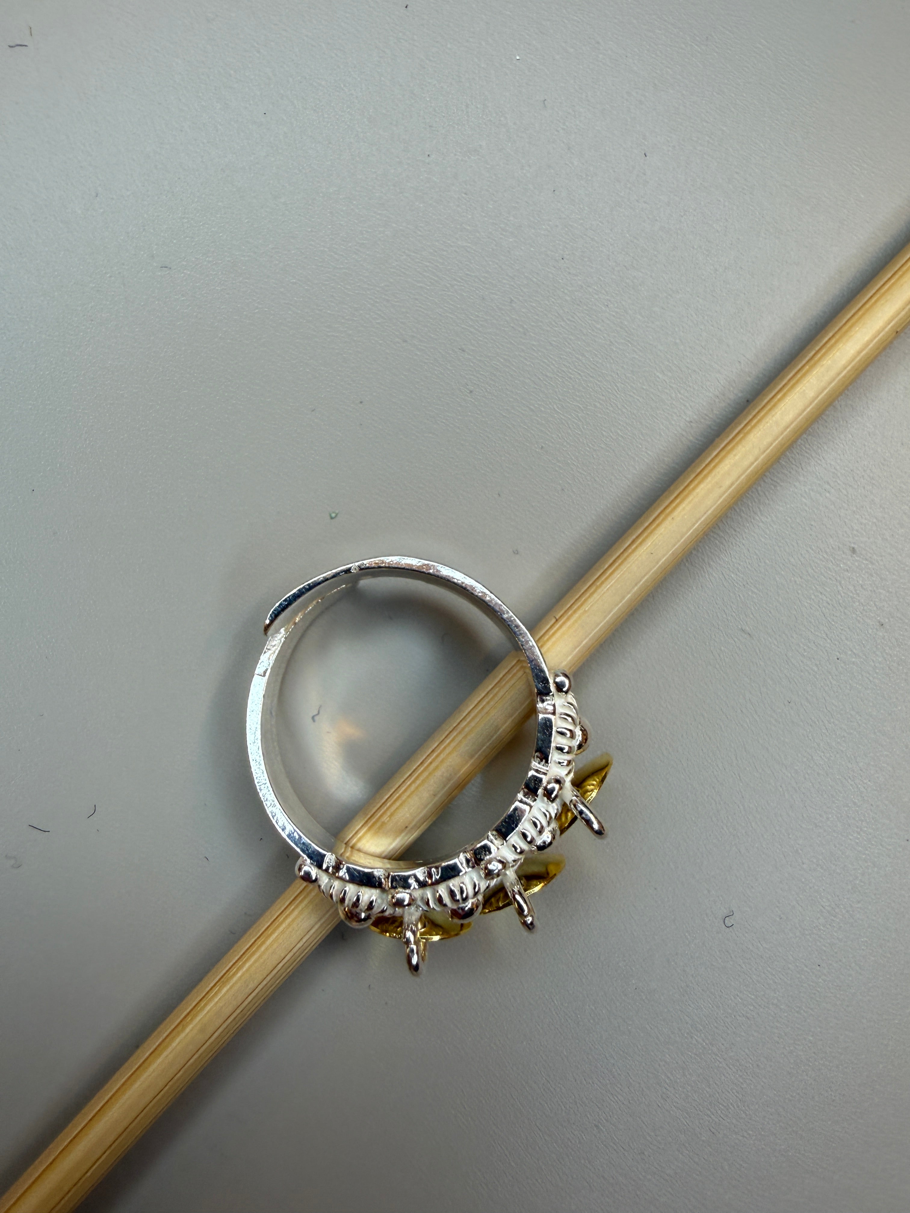 Bunadsring med kruser og lauv