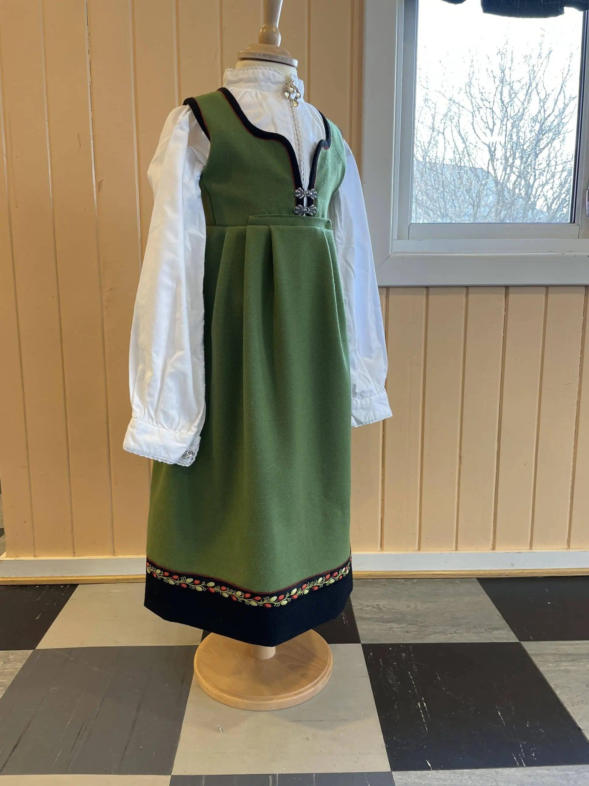 Marie Aaen materialpakke - barnebunad med bånd Hulda Bunader