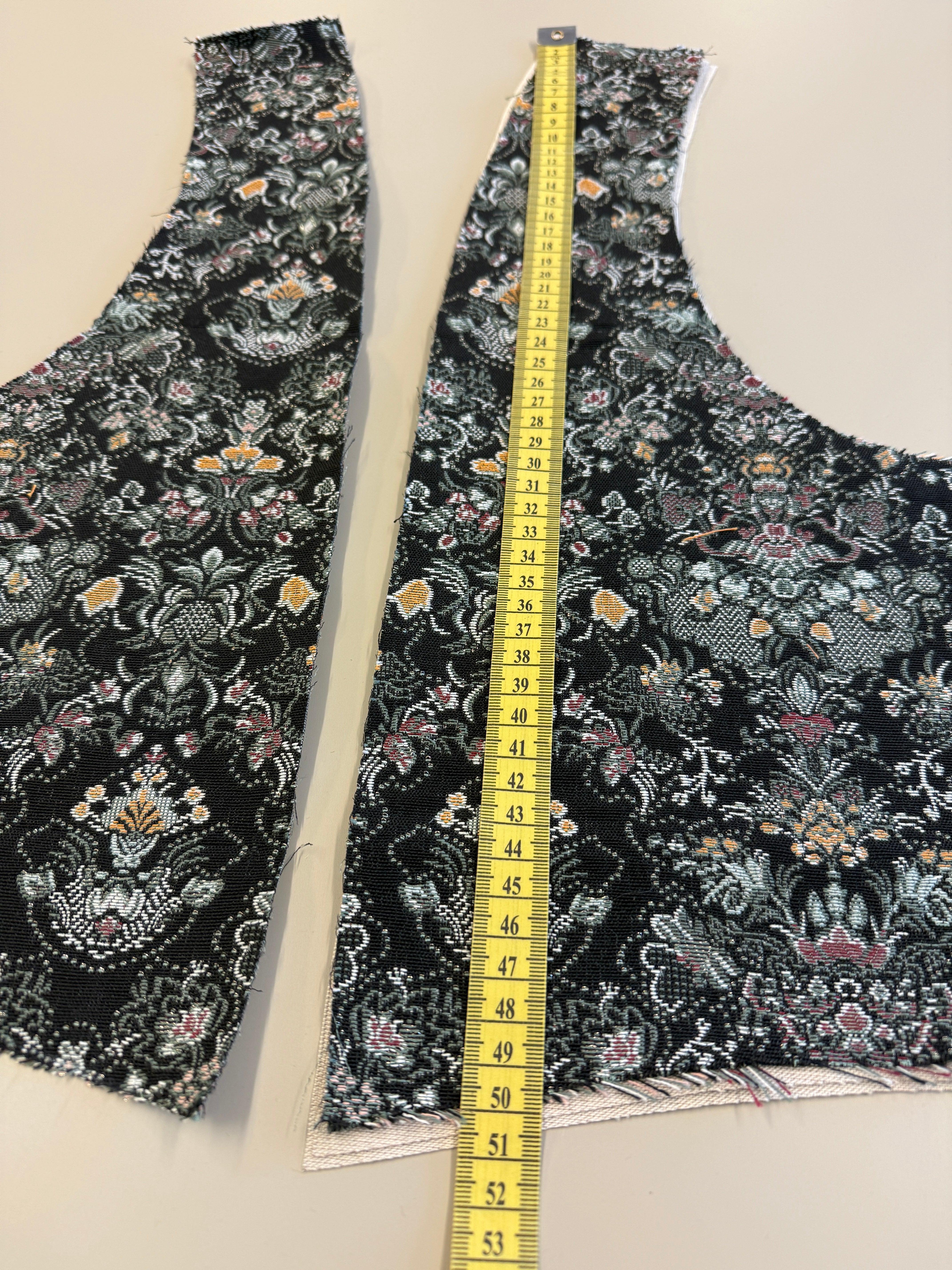 Materialpakke til liv – Sognebunad i rekonstruert brokade