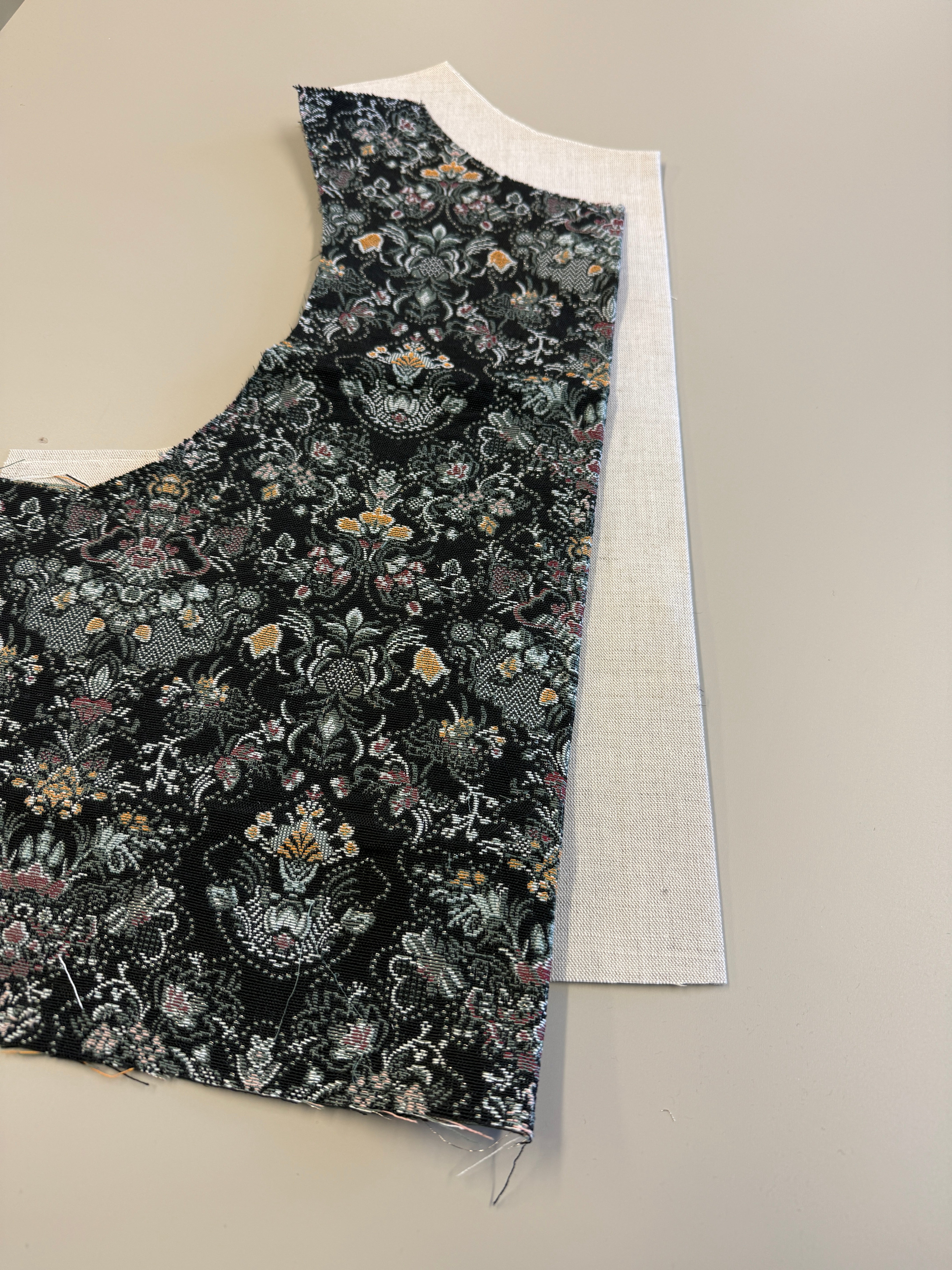 Materialpakke til liv – Sognebunad i rekonstruert brokade