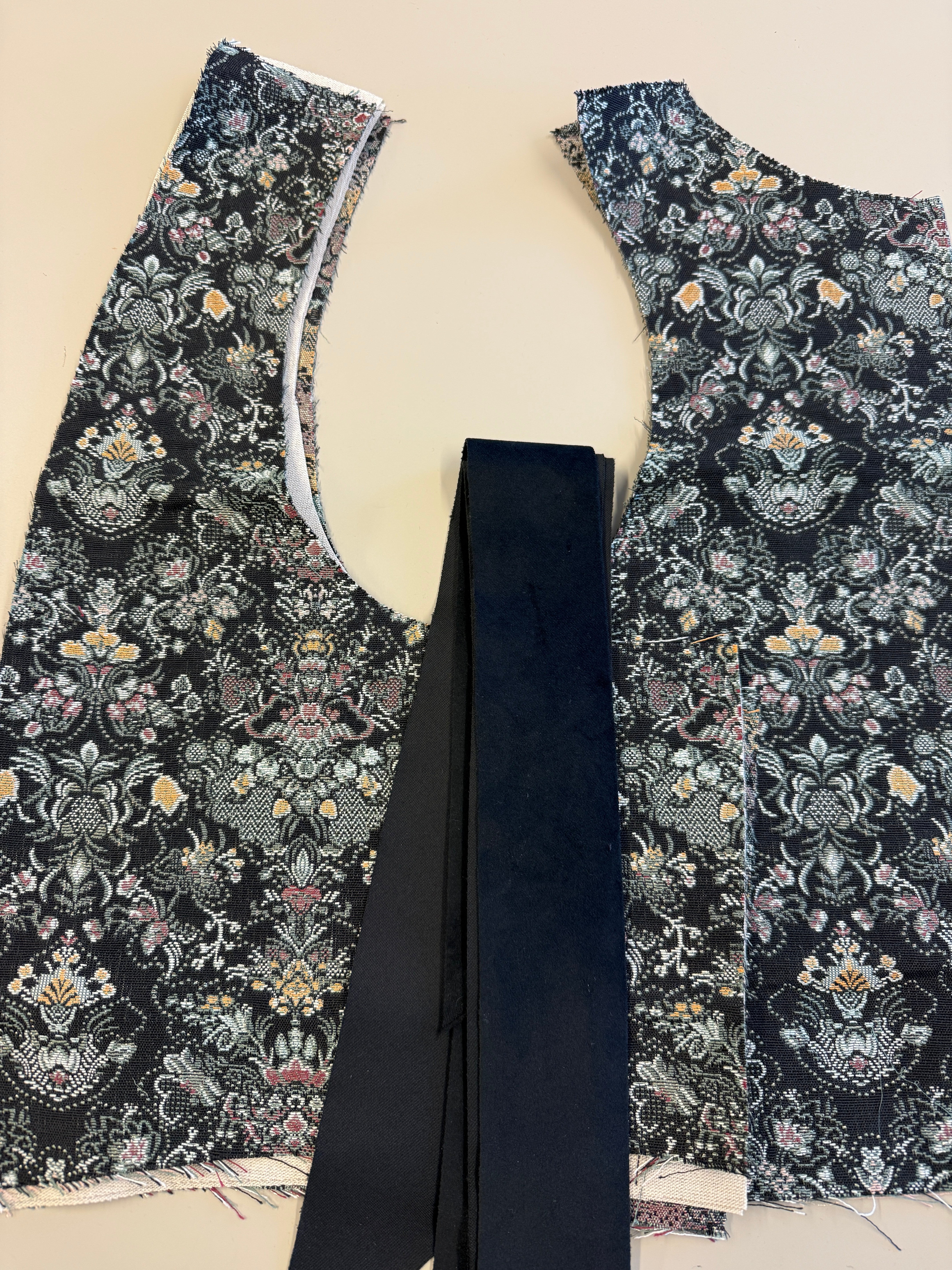 Materialpakke til liv – Sognebunad i rekonstruert brokade