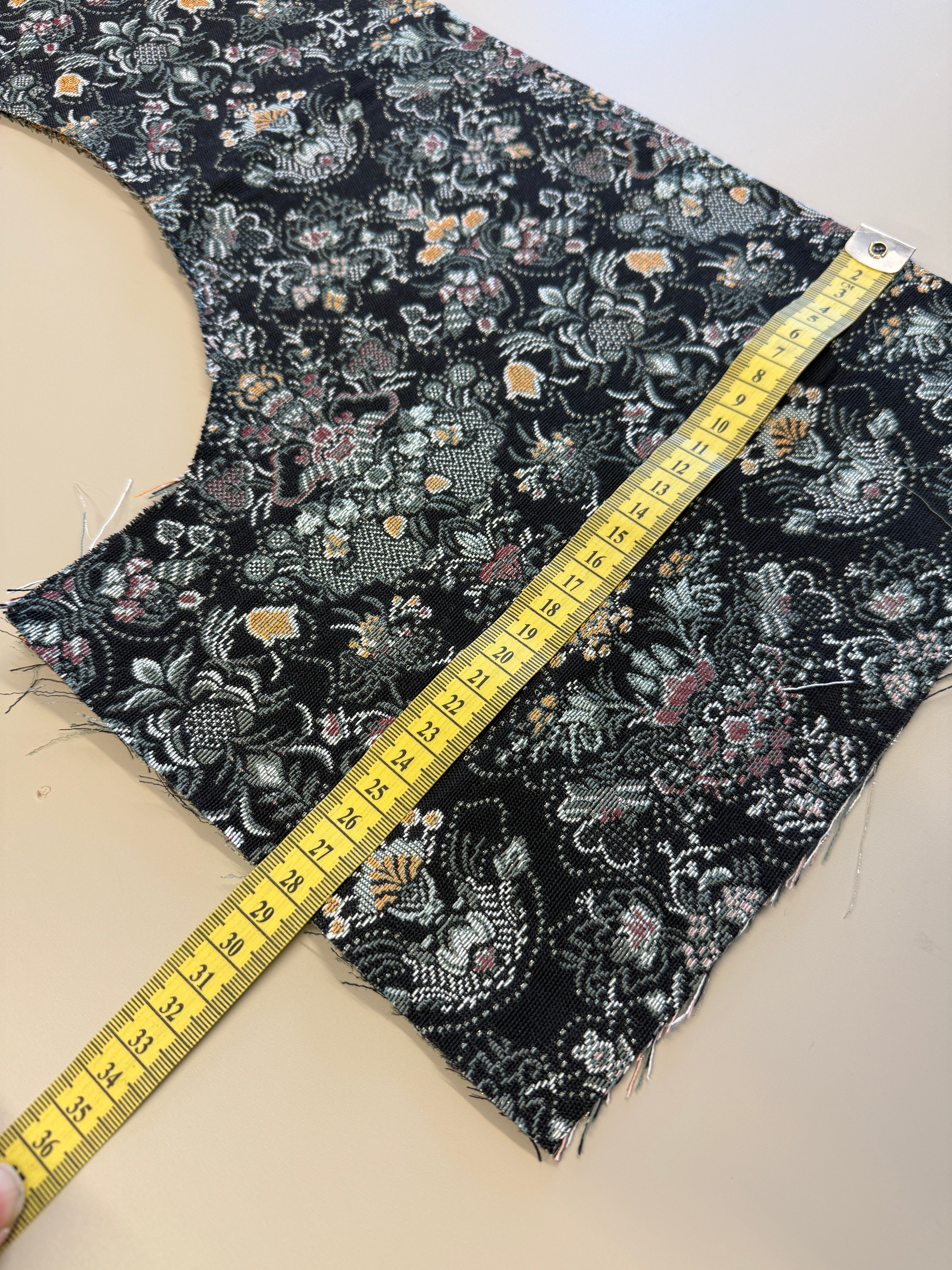 Materialpakke til liv – Sognebunad i rekonstruert brokade