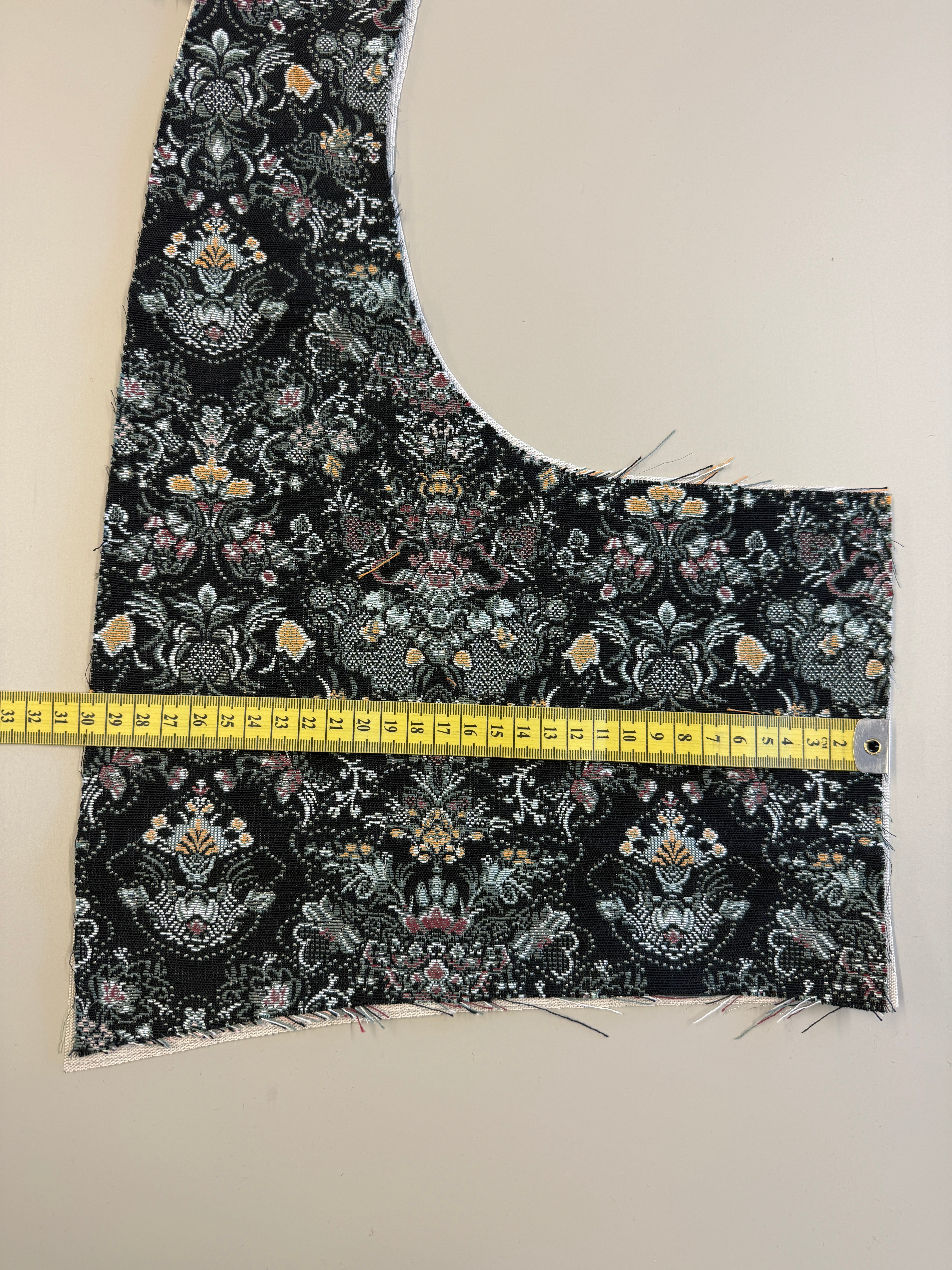 Materialpakke til liv – Sognebunad i rekonstruert brokade