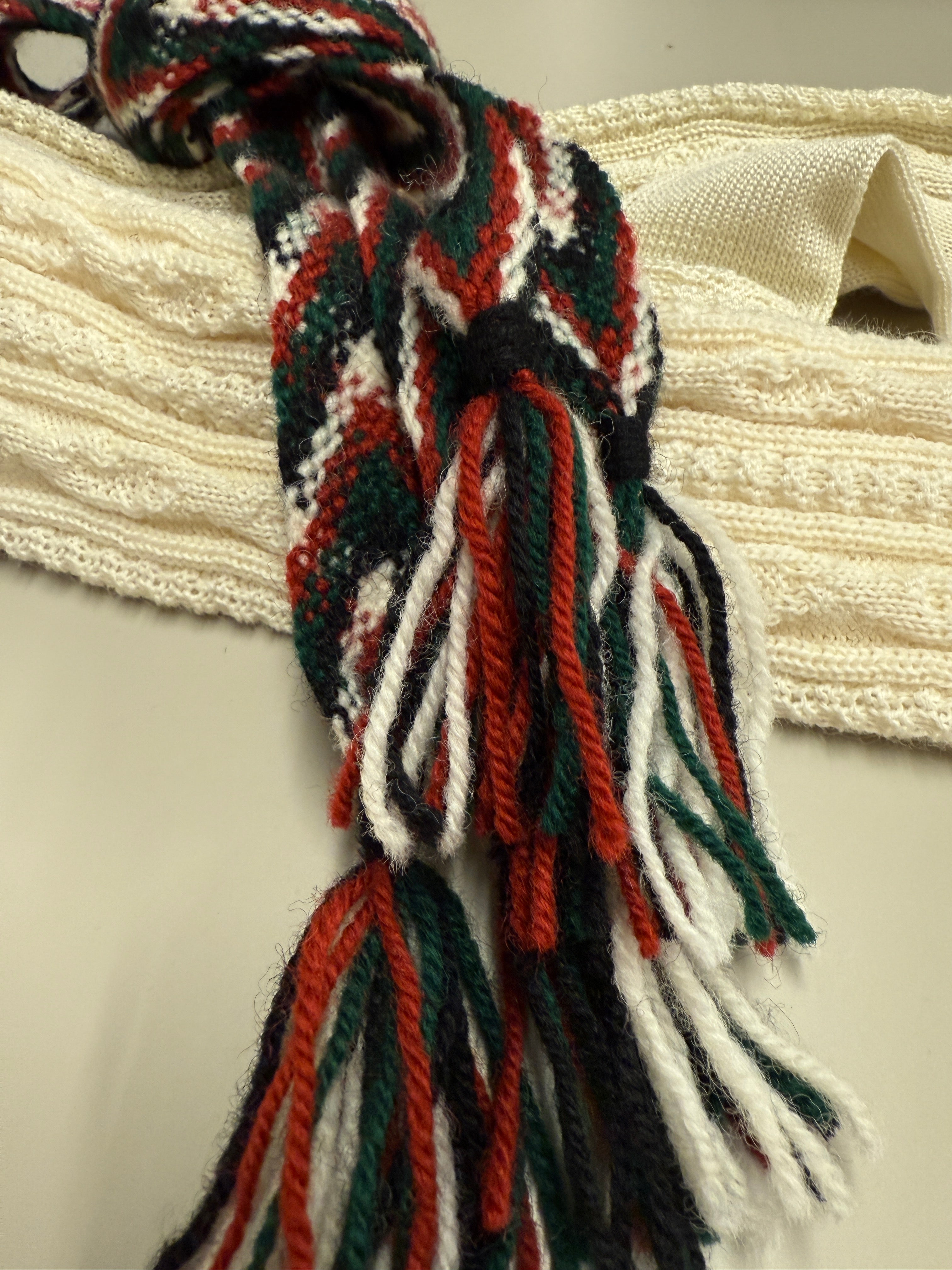 Materialpakke Hosebånd (grønn, rød, svart, hvit)